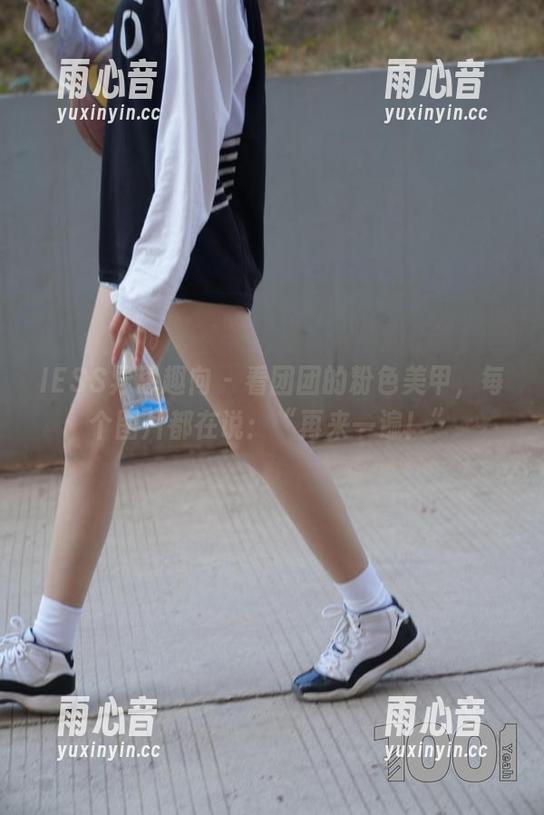 IESS异思趣向-团团 IESS异思趣向 - 看团团的粉色美甲,每个图片都在说:“再来一遍!”