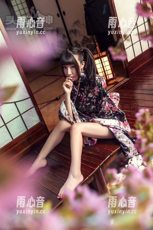 TouTiao头条女神-小热巴 TouTiao头条女神 - 原图在这,小热巴的美足怎么能让人不多看几眼呢?