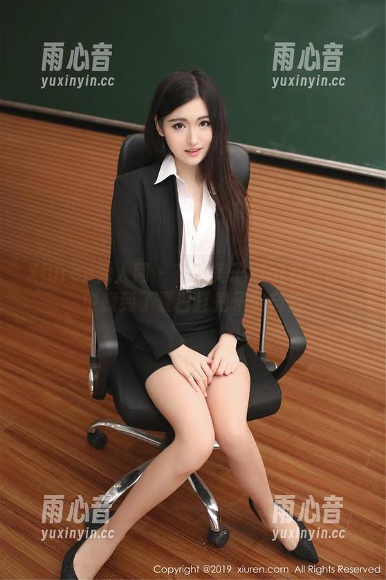 Xiuren秀人网-糯美子nini Xiuren秀人网 - 在糯美子nini私房图包中找到了夏日扛把子的自信