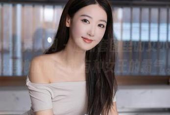 Xiuren秀人网 - 最新套图里的艾小青，光是她的眼神就有种女王的霸气。