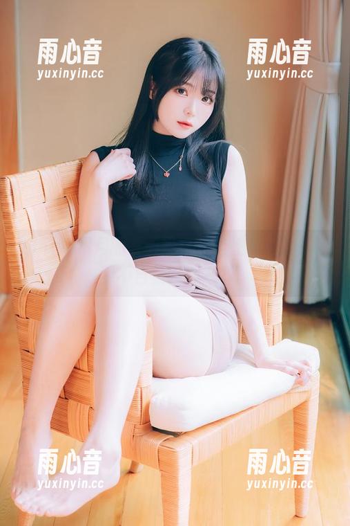 shimo霜月 shimo霜月的夏天写真,随性的小动作让我不自觉咯噔一下。