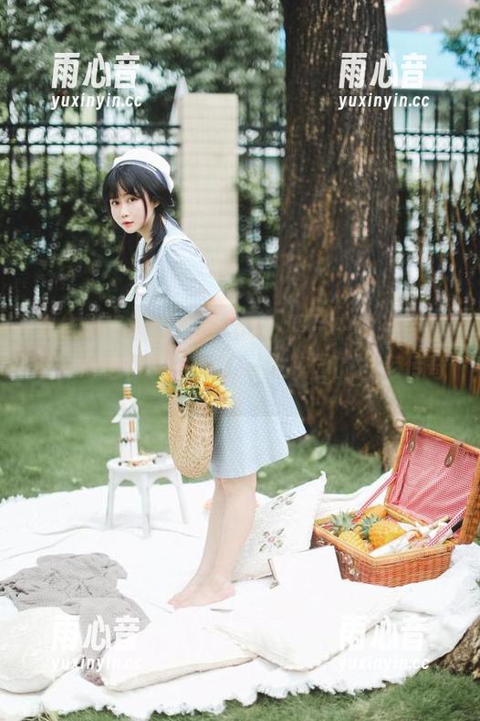 依依超级懒的校服cos，照片中的姿姿态态，好像隐约讲述了一段校园的古老传奇。