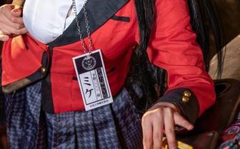 图片中那只“咬人小小兔”，尾巴摇摆不定