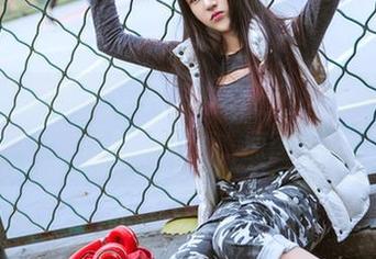 头条女神 - крес已经骑上了，但莫小希的制服搭配不含糊，原图见证！