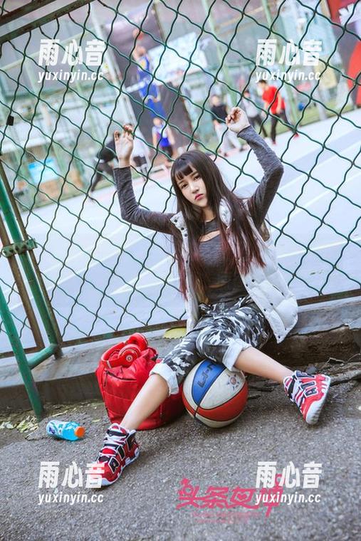 头条女神-莫小希 头条女神 - крес已经骑上了,但莫小希的制服搭配不含糊,原图见证!