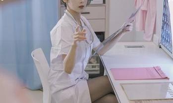 在奶桃桃的定制图片里，御姐风却带着些许俏皮呢！