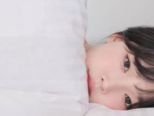 姜仁卿(강인경)这个名字，和教室似乎有种莫名的契合，照片里撒了一地回忆！