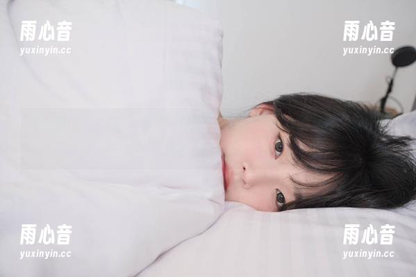姜仁卿(강인경)这个名字，和教室似乎有种莫名的契合，照片里撒了一地回忆！