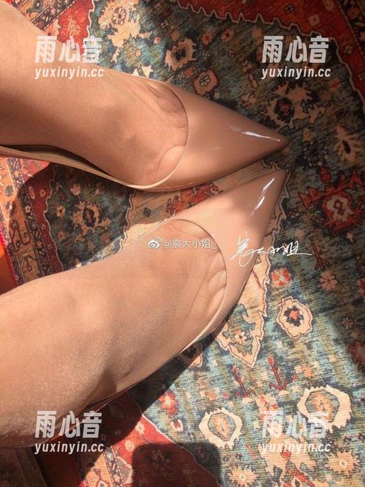 微密圈 - 这才是宸大小姐的白丝，最新图集带你重温微妙的触感。