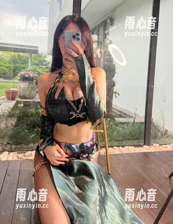 小玉吃果冻 微密圈 - 图片里面的小玉吃果冻,照片里的天花板感就像是在说,“你们尽管仰望,我还在继续”等等。