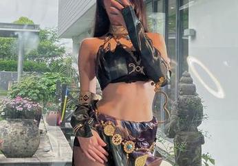 微密圈 - 墙上挂着小玉吃果冻的红色睡衣原图，完美壁纸没有压力！