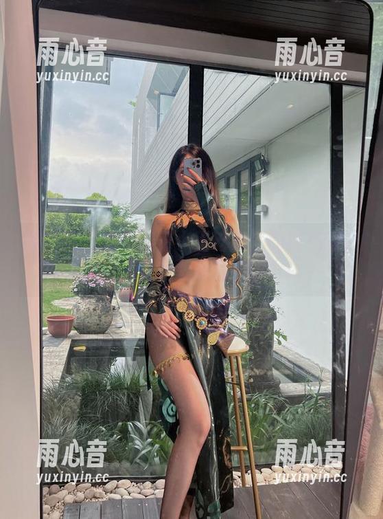 小玉吃果冻 微密圈 - 墙上挂着小玉吃果冻的红色睡衣原图,完美壁纸没有压力!