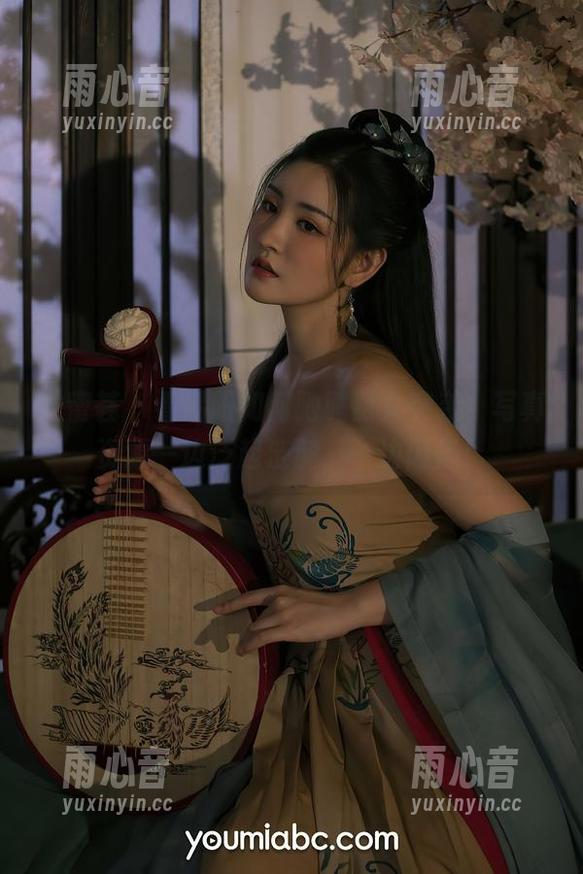 尤蜜荟 - 看易阳如何驰骋熟女突袭，写真资源一边泛起涟漪，一边闪烁！