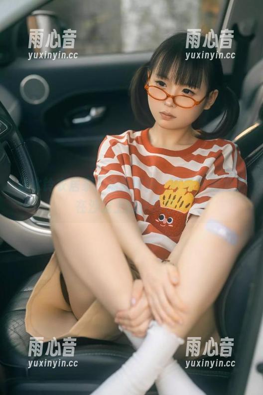 幼水铃衣 幼水铃衣居家:精选时刻,可能只是为了在沙发上翻滚而已。