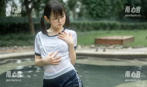 幼水铃衣 谁能抗拒幼水铃衣的镂空合集?每一张都像在说:“再多一点。”