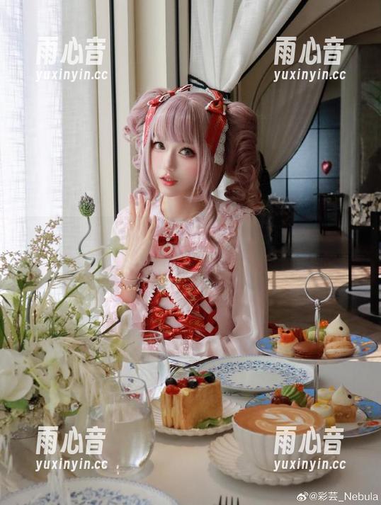 嘴上说着不喜欢，心里默默却在收藏，彩芸_Nebula的吊带加美图资源真妙。