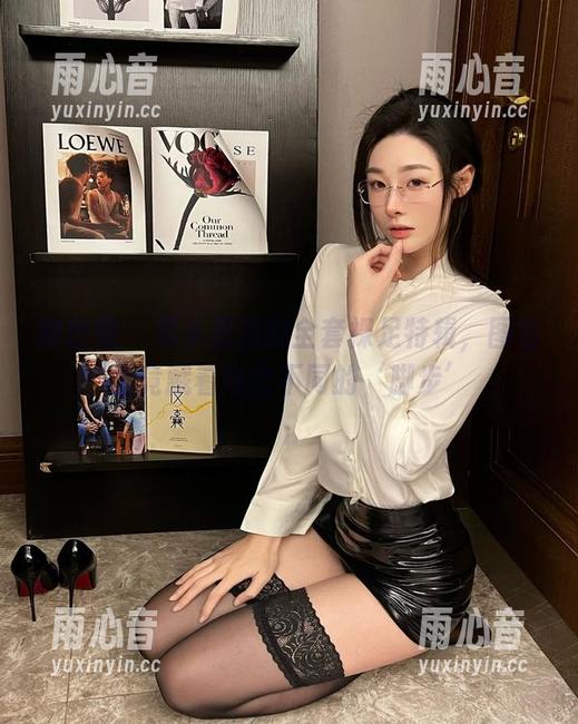 是小逗逗 微密圈 - 是小逗逗的全套裸足特辑,图包里竟藏着与众不同的‘脚步’
