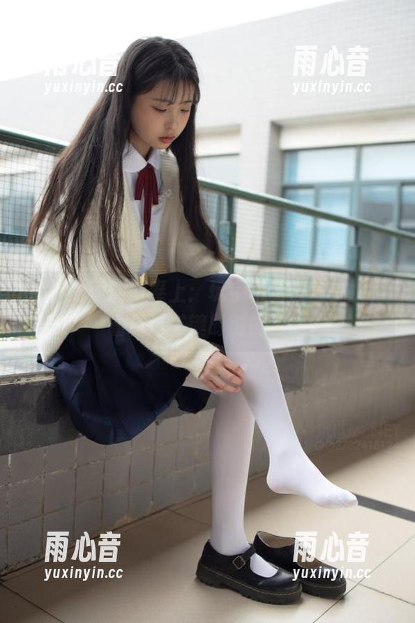森萝财团倾情奉上：玩手机的白丝少女，看看这关键时刻的作品