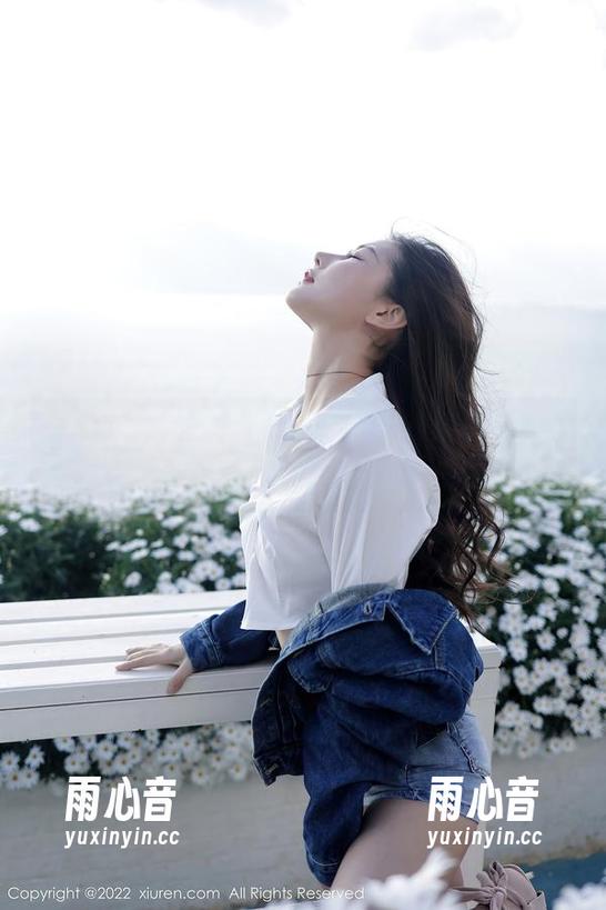 秀人网 - 何梦兮Stacy，吊带全套，看着都忍不住想试试这图包