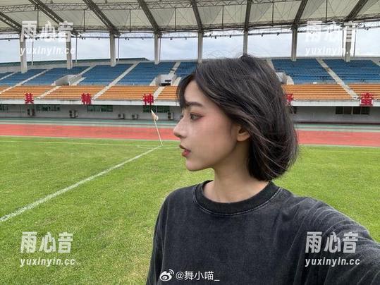 舞小喵 那一瞬,舞小喵的美图永远停留——不谈内衣,先来杯无圣光吧!