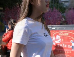 魔镜街拍 - 用粉裙破解销售烦恼，婷婷的日常穿搭分享！
