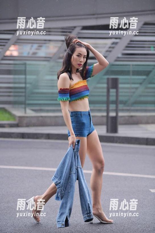 魔镜街拍 魔镜街拍图包:美术生的活力有时也只能在写真中见。