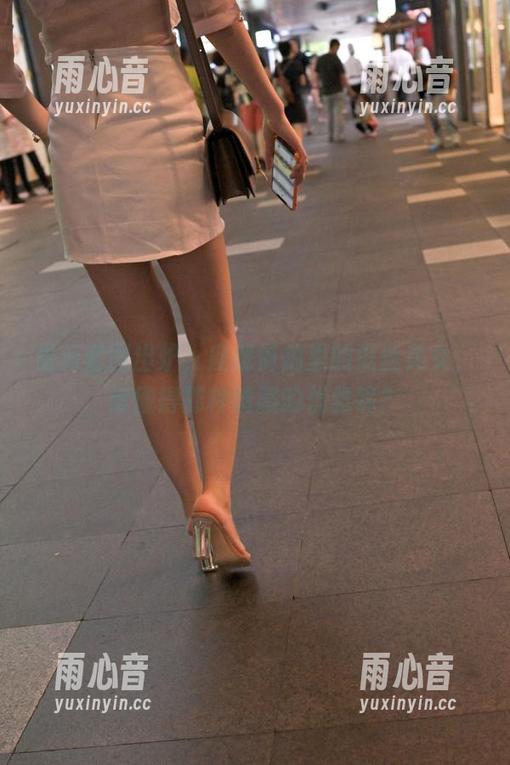 最新套图出炉，魔镜街拍里的黑丝美女，谁懂得那种暗藏的优雅呢？