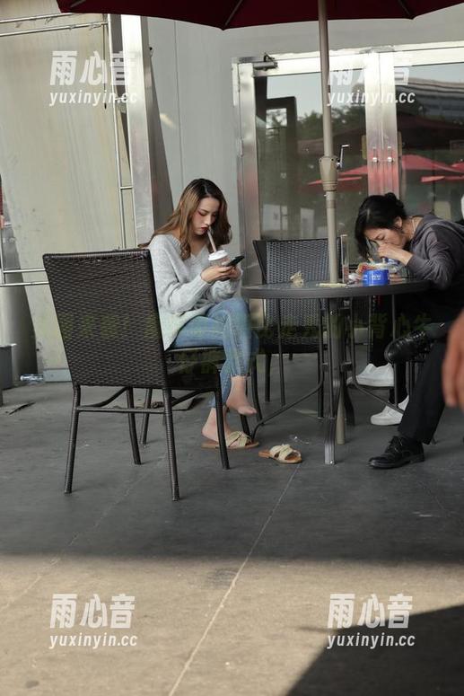 美图来袭！魔镜街拍堪比走秀的小背心牛仔裤款式，