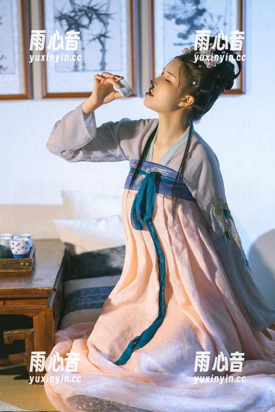 鹿八岁baby 郁闷的窗外与鹿八岁baby精选的居家比拼,谁更动人?